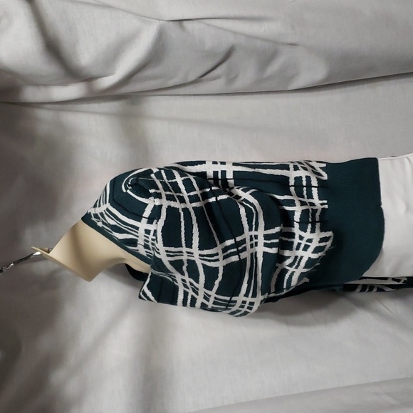 BCBGeneration. NWT. Green & White; Long Sleeves; Buttons; Crop; Sweater..Size L. - Picture 6 of 16